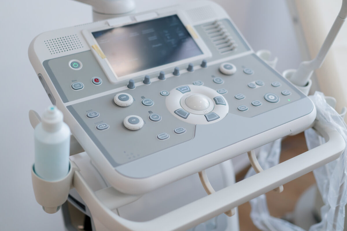 Tablero de equipo médico blanco con carcasa plástica